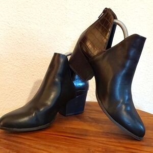 SO Black Croc Embossed Cut out POINTY toe Back Zip Neutral Booties New! Sz.9.5